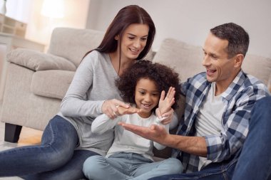 Famiglia che gioca